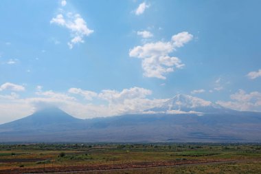 Ararat Dağı 'nın çarpıcı görüntüsü, Soldaki Küçük Ararat ve Sağdaki Büyük Ararat Artashat Kasabası, Ermenistan