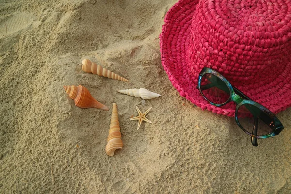 Levendige Roze Gekleurde Strohoed Zonnebril Het Tropische Zandstrand Met Vele — Stockfoto