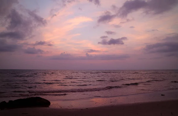 Purple Tropical Sunset Cloudy Sky Wavy Sea Thailand — Stock fotografie