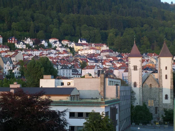 Bryggen Område Med Marys Kyrka Den Äldsta Kvarvarande Byggnaden Bergen — Stockfoto