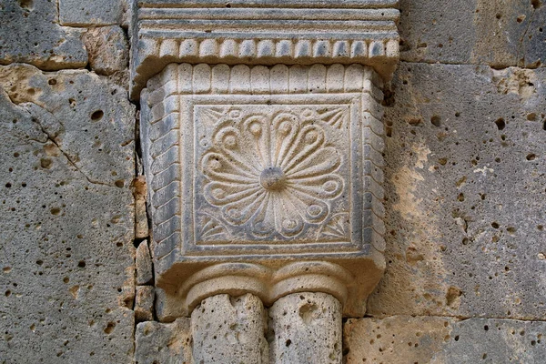 ロリ県サナヒーン修道院のファサードの印象的な歴史的石彫の詳細アルメニア — ストック写真