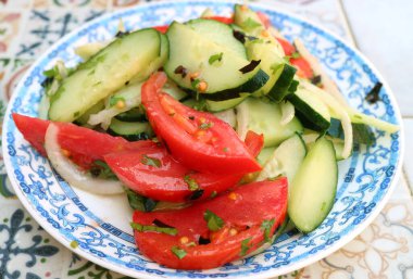 Gürcü usulü salatalık, domates ve soğan salatası.