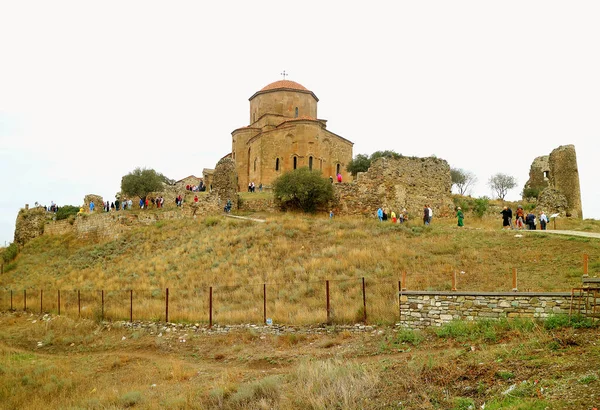 人々の大規模なグループは ジョージアの旧首都ムツヘタのJvari山の上にJvari修道院 6世紀のグルジア正教会の修道院を訪問 — ストック写真