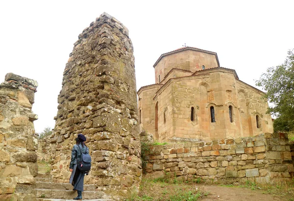 Femme Visitant Monastère Historique Jvari Site Patrimoine Mondial Unesco Sommet — Photo