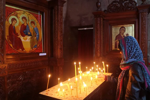 Mujer Ofreciendo Una Vela Histórica Iglesia Del Monasterio Jvari Mtskheta — Foto de Stock