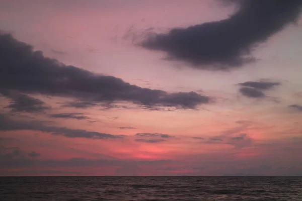 Unglaublicher Lila Und Rosa Sonnenuntergang Wolkenverhangenen Himmel Über Dem Placid — Stockfoto