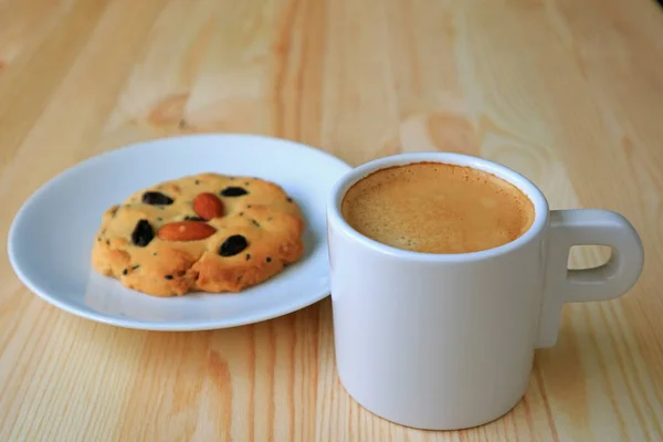 Copa Café Con Plato Almendras Galletas Mantequilla Pasas Mesa Madera — Foto de Stock