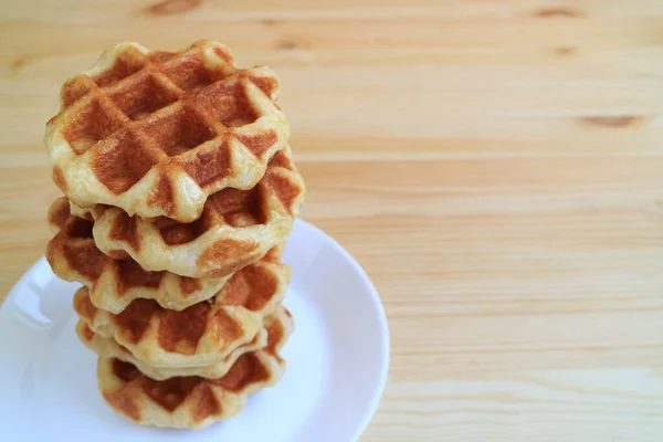 Beyaz Tabak Üzerine Yığılmış Belçika Waffle Tahta Masa Üzerinde Servis — Stok fotoğraf