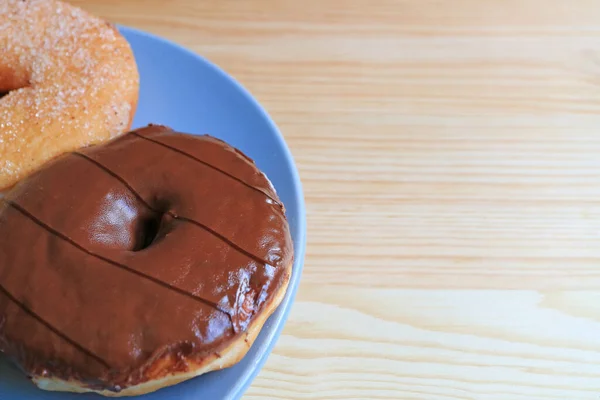 Fechado Dois Tipos Donuts Servidos Placa Azul Mesa Madeira Com — Fotografia de Stock