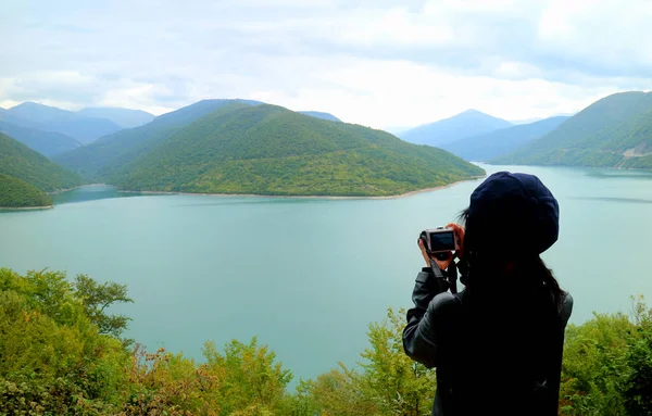 Femme Randonneuse Prenant Des Photos Vue Panoramique Panoramique Panoramique Réservoir — Photo