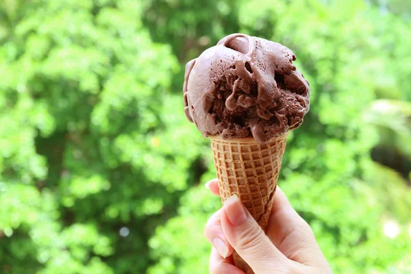 Mano Della Donna Possesso Cono Cioccolato Chip Ice Cream Con — Foto Stock