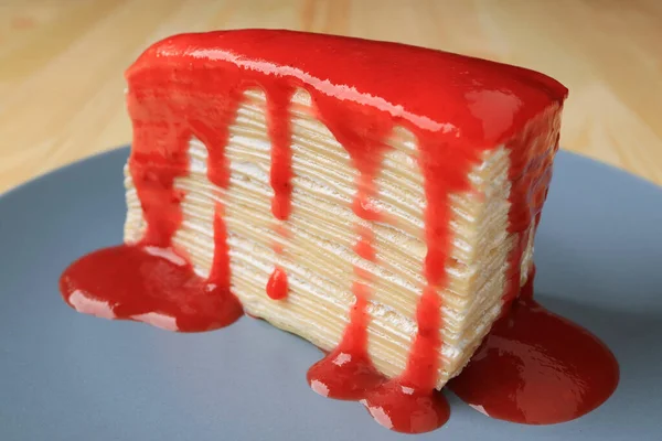 Mille Crepe Cake Mit Himbeersoße Auf Blauem Teller — Stockfoto
