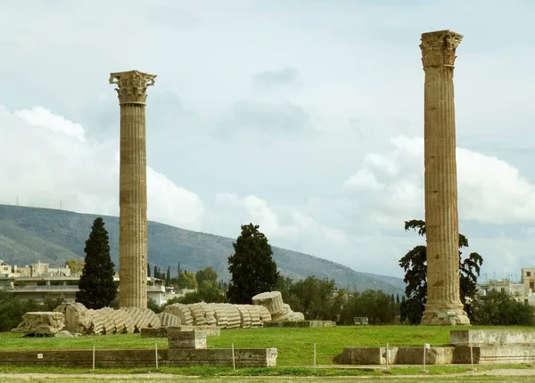 希腊雅典奥林匹亚宙斯神庙幸存的科林斯柱 — 图库照片