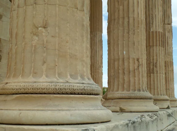巨大なイオニア式円柱の基部の詳細ギリシャアテネのアクロポリスにある古代寺院 — ストック写真