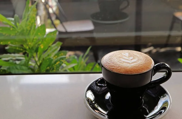 Чашка Кофе Капучино Изолированы Белом Столе Окна Стекла — стоковое фото