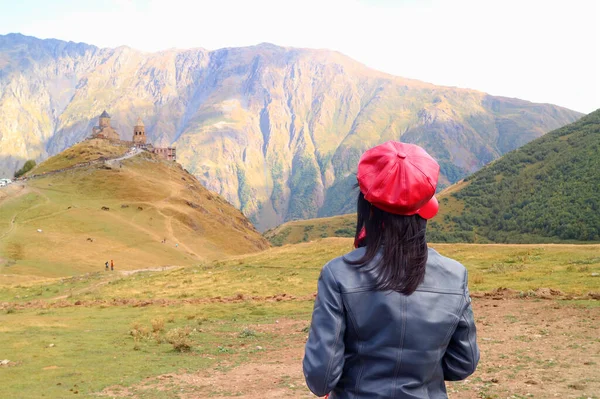 Kvinnlig Resenär Njuter Hilltop Gergeti Trinity Church Med Kazbek Mountain — Stockfoto