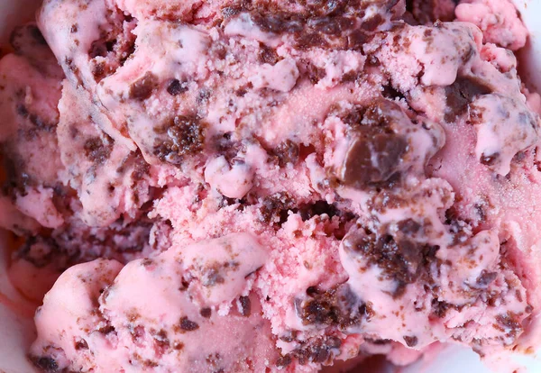 Primo Piano Consistenza Del Gustoso Gelato Cremoso Alla Fragola Cioccolato — Foto Stock