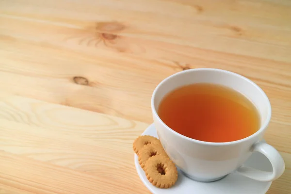 Bir Fincan Sıcak Çay Kurabiye Doğal Tahta Masa Servis Edilir — Stok fotoğraf