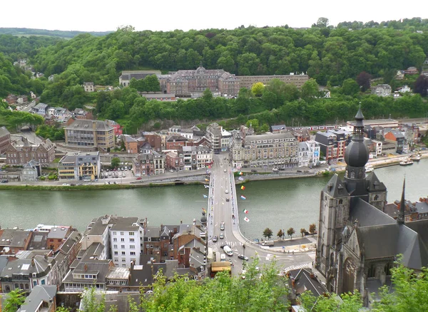从比利时瓦隆地区迪南城堡看到的圣母教堂和城市景观 — 图库照片