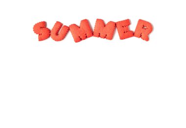 Beyaz arka planda turuncu kırmızı alfabe şeklinde kurabiyelerle yazılan YAZ kelimesi.