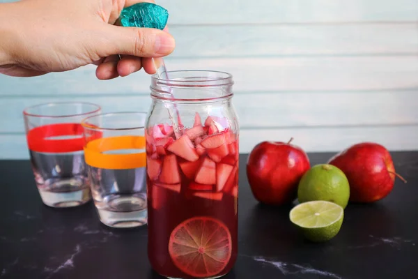 Mano Dell Uomo Miscelazione Vino Rosso Sangria Bottiglia Erba Tempo — Foto Stock