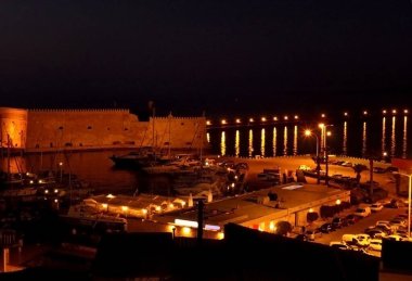 Koules kalesi ve geceleri eski Heraklion limanı, Girit Adası, Yunanistan