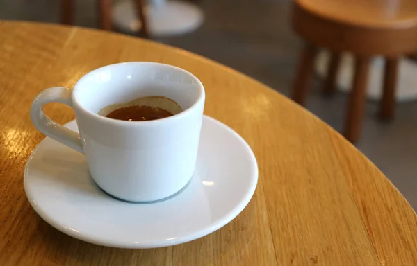 Een Kopje Warme Koffie Geserveerd Een Houten Ronde Tafel — Stockfoto