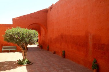 Peru 'nun Arequipa kentindeki Santa Catalina de Siena Manastırı' nda göz alıcı turuncu kırmızı renkli tarihi binalar.