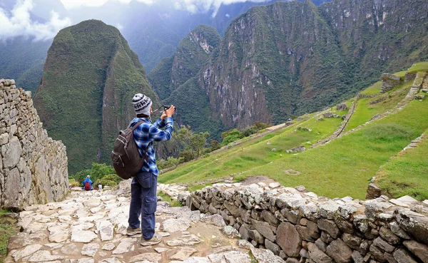 Traveler Taking Pictures Ancient Agricultural Terraces Ruins Machu Picchu Inca — Stock Photo, Image