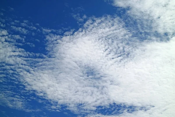バンコク サンシャインデーの純白の雲と鮮やかな青空 — ストック写真