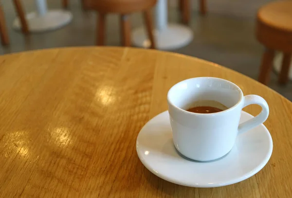 Rilassante Con Una Tazza Caffè Caldo Servito Tavola Rotonda Legno — Foto Stock