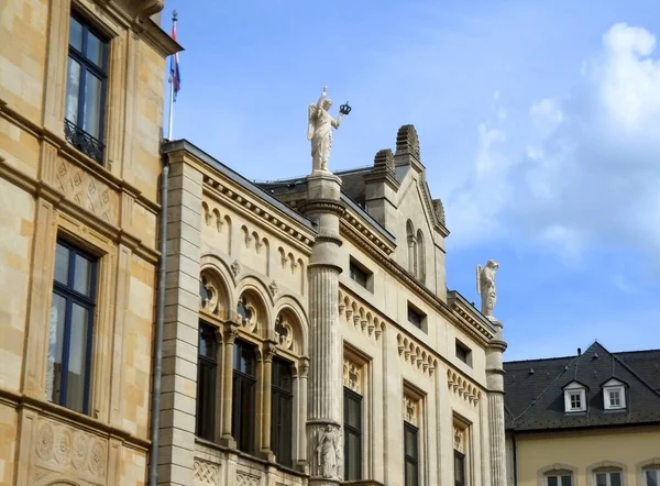 Дивовижний Прикрашений Фасад Тлі Хмарного Блакитного Неба Люксембурзі Люксембург — стокове фото