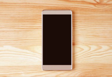 Boş ekranlı cep telefonu ahşap arkaplanda izole edildi
