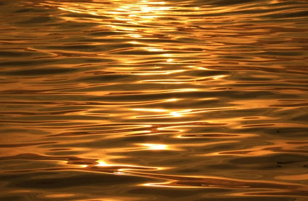 Fondo Astratto Superficie Acqua Dorata Con Riflessi Luce Solare — Foto Stock