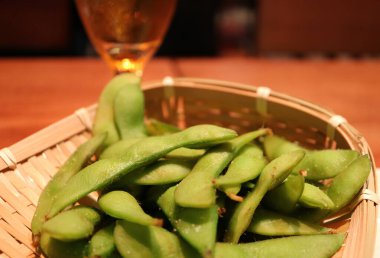 Edamame fasulyesi ya da aperatif olarak Japon soya fasulyesi.