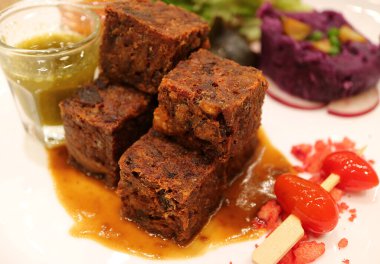 Baharatlı acı biber soslu kıtır kıtır domuz pirzolası ve patates püresi.