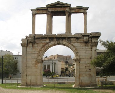 Arka planda Atina, Atina, Atina ve Yunanistan Akropolü bulunan Hadrian veya Hadrian Kapısı