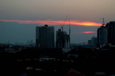 Bangkok, Tayland 'daki inşaat sahasında gün batımından sonra çok etkileyici.