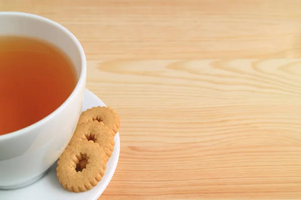 Doğal Tahta Masa Bir Fincan Sıcak Çay Kurabiye Metin Tasarım — Stok fotoğraf