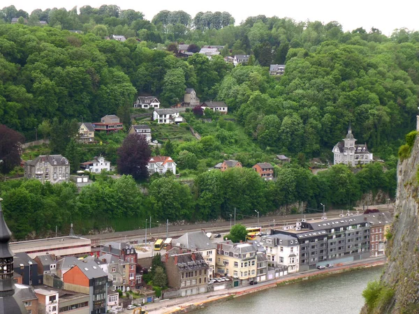 比利时瓦隆地区迪南 默兹河沿岸和山坡上的老式建筑的令人惊叹的景观 — 图库照片