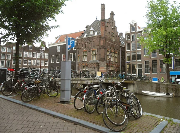 Many Parking Bikes Dutch Traditional Architecture Canal Amsterdam Netherlands — Stock Photo, Image