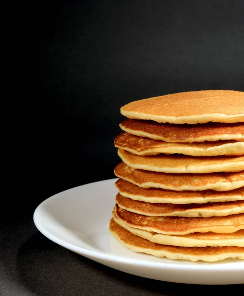 Vertikale Foto Von Frischen Hausgemachten Pfannkuchen Stapel Auf Weißem Teller — Stockfoto