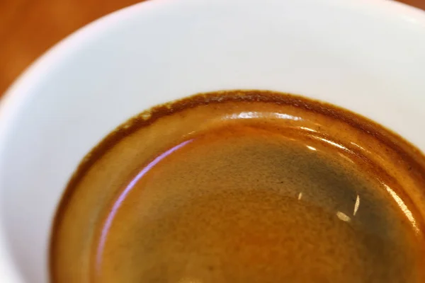 Espuma Cerrada Espresso Italiano Aromático Taza Café Blanco Con Enfoque — Foto de Stock