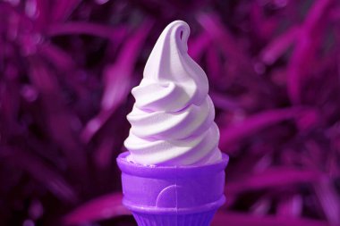 Pop Sanat Mor Renkli Dondurma Konisi Magenta Çalı Arkaplanında