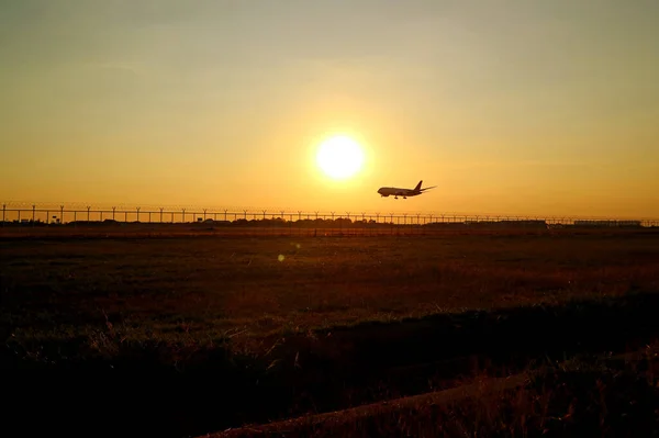 하늘을 날아오르는 비행기의 실루엣 — 스톡 사진