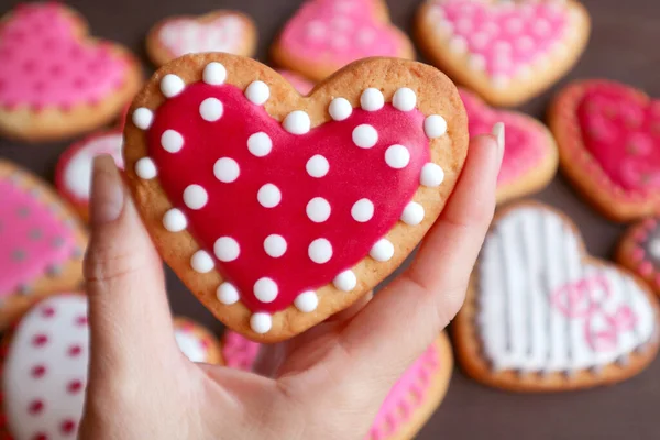 Nahaufnahme Hand Hält Eine Gepunktete Herzförmige Königliche Zuckerguss Kekse Mit — Stockfoto