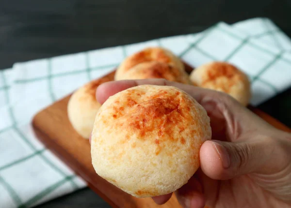 Tutup Roti Keju Brazil Buatan Sendiri Atau Pao Queijo Tangan — Stok Foto