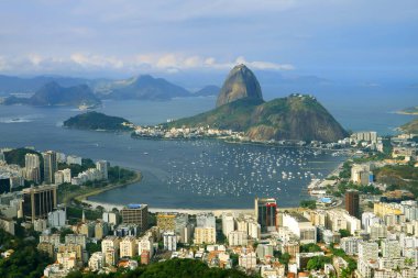 Brezilya 'nın Rio de Janeiro kentindeki Corcovado Tepesi' nden görülen ünlü şekerleme dağıyla Rio de Janeiro 'nun çarpıcı hava manzarası.