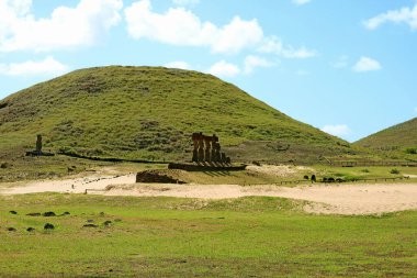 Ahu Nau Nau 'nun yedi Moais' si Ahu Ature Huki 'nin tek Moai' si, Anakena Sahili 'nde iki tören platformu, Paskalya Adası, Şili