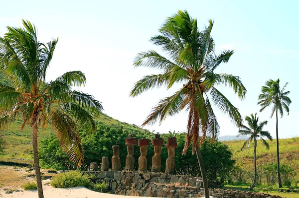 Incríveis Ruínas Plataforma Cerimonial Ahu Nau Nau Praia Anakena Vista — Fotografia de Stock